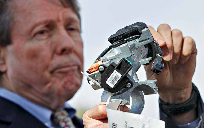 Executive Director of the Center for Automotive Safety, Clarence Ditlow, shows GM’s faulty ignition switch. Image: J. Scott Applewhite/AP